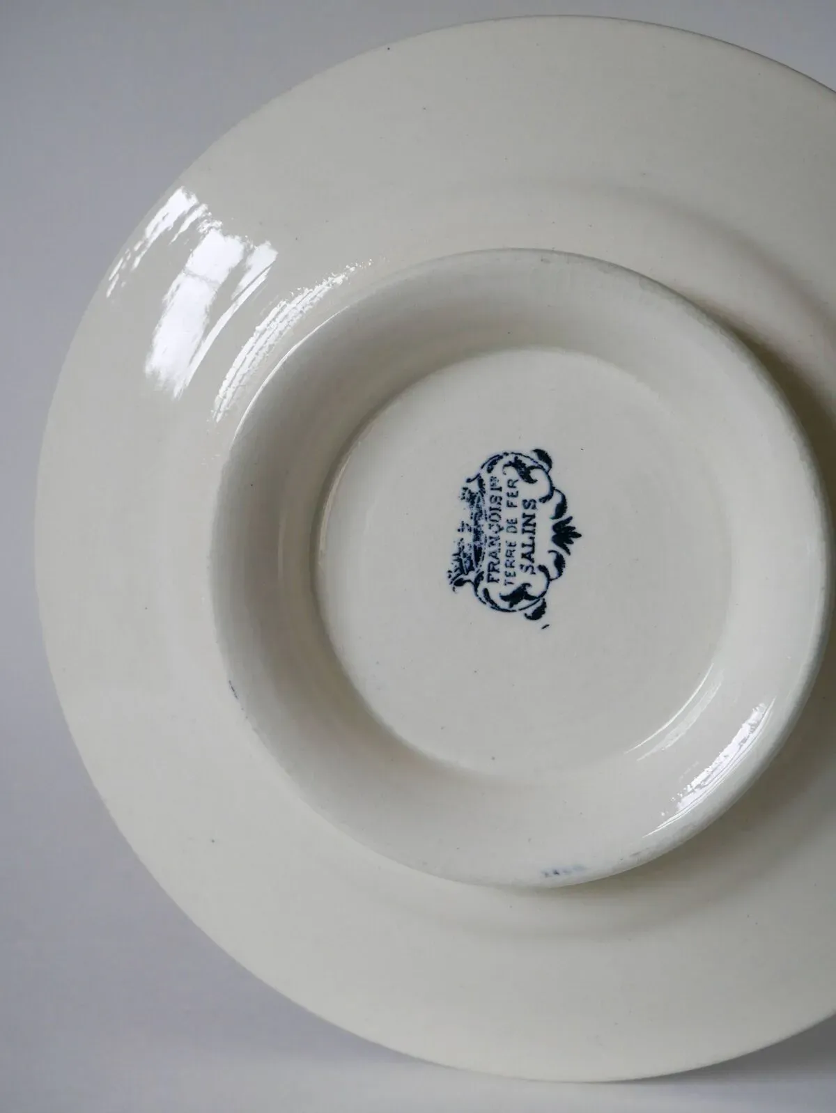 Illustration numéro 2 du produit Plat sur piédouche en terre de fer modèle salins modèle françois 1er xixème