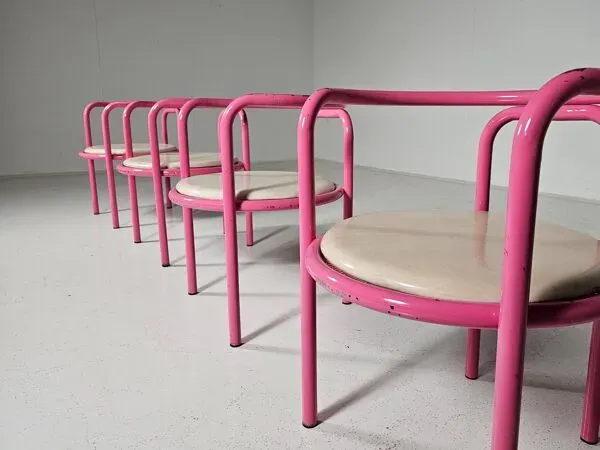 Illustration numéro 2 du produit Ensemble de 4 chaises roses Locus Solus de Gae Aulenti pour Poltronova, années 1960