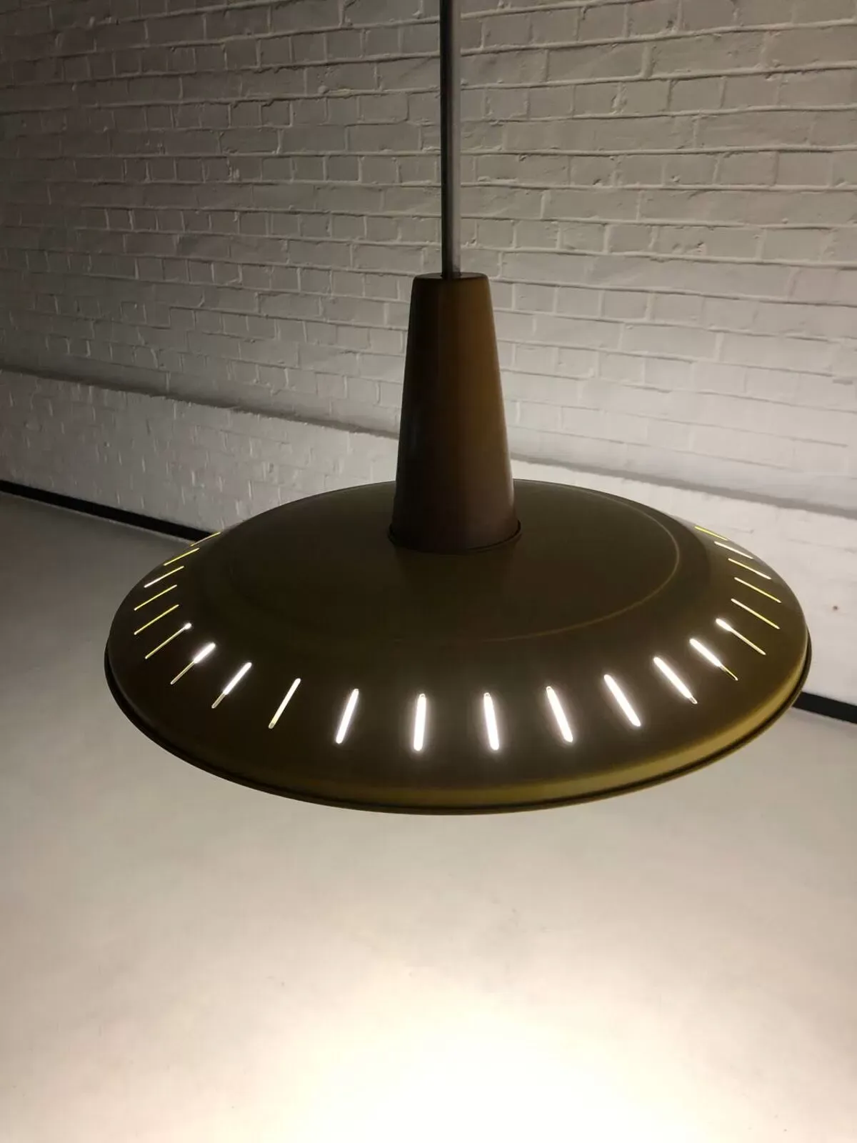 Illustration numéro 2 du produit Suspension Van Haute Bruxelles 1950