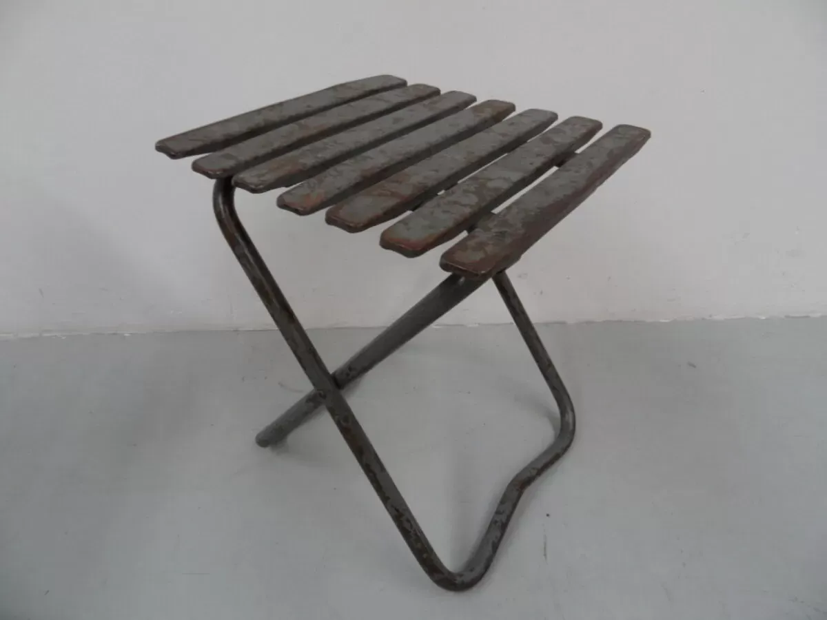 Illustration numéro 2 du produit Ensemble industriel de 2 tables d’appoint métalliques