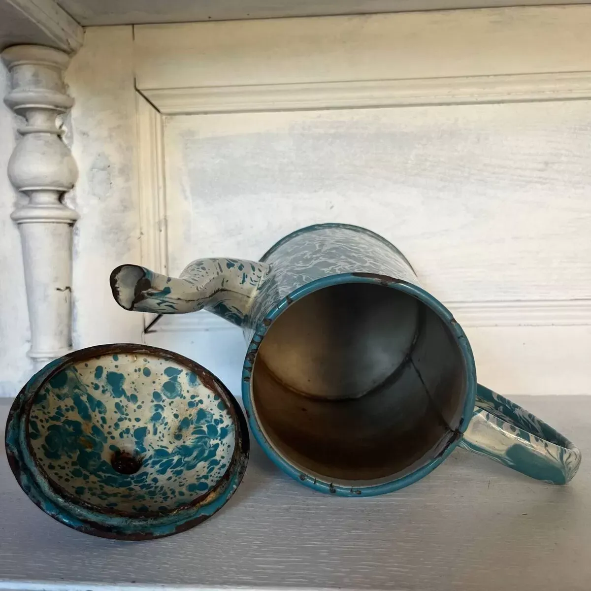 Illustration numéro 2 du produit Cafetière en tôle émaillée