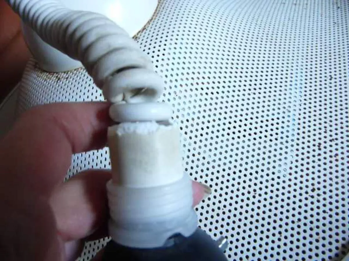 Illustration numéro 2 du produit Lustre en tôle perforée blanc