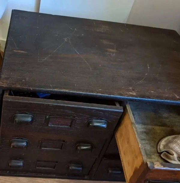 Illustration numéro 2 du produit Meuble apothicaire vintage – Petit meuble à tiroirs en bois – Style in