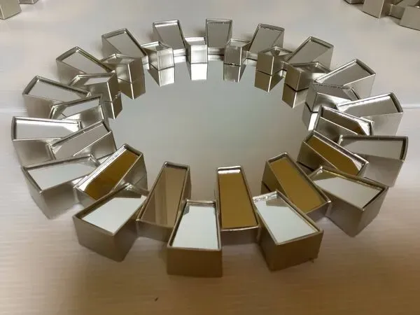 Illustration numéro 2 du produit Trio de miroirs à pareclose argenté