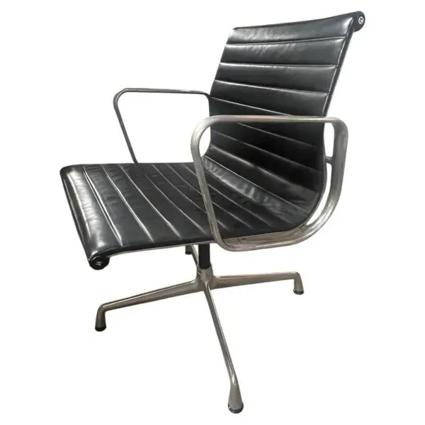 Illustration numéro 2 du produit Fauteuil de bureau en cuir avec pieds chrome VITRA