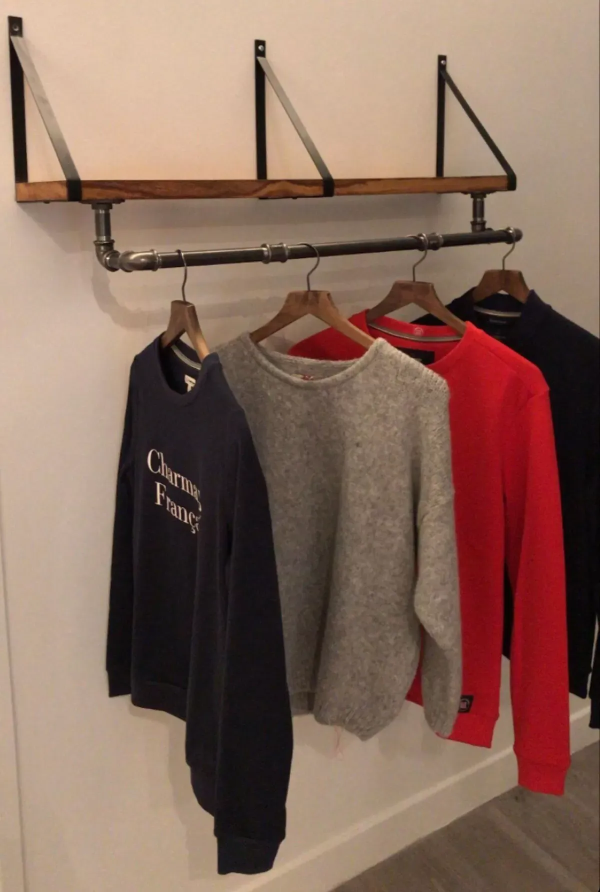 Illustration numéro 2 du produit Étagère industrielle porte manteau