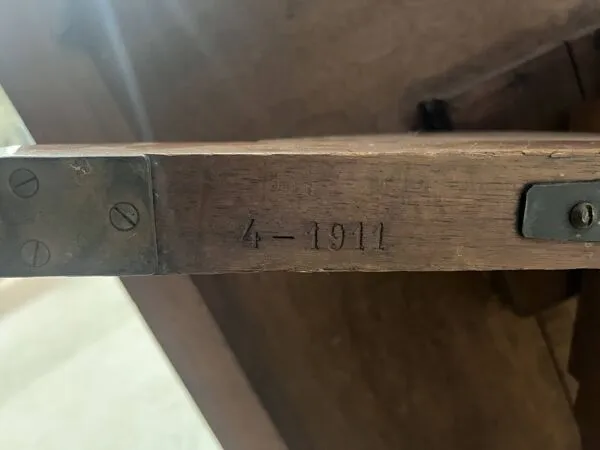 Illustration numéro 2 du produit Bibliothèque tournante en noyer massif XX siècle