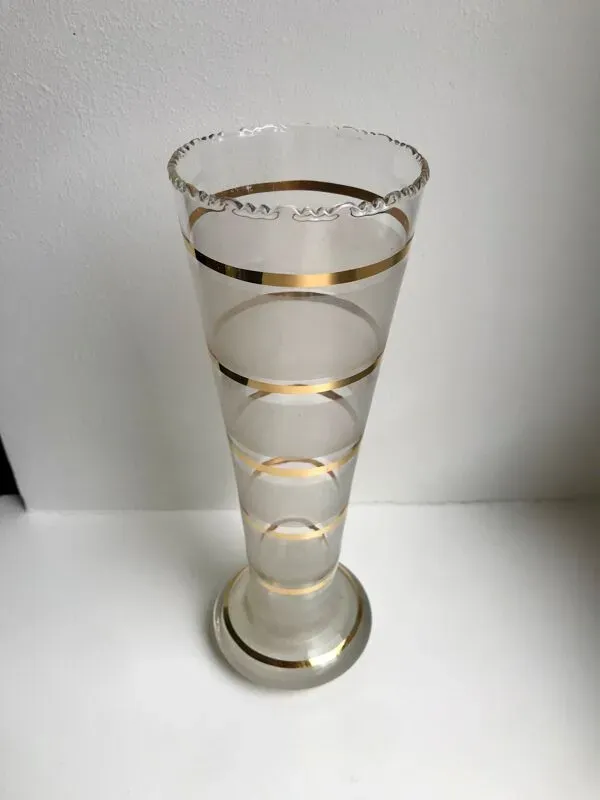 Illustration numéro 2 du produit Vase dentelé à liserés doré années 60