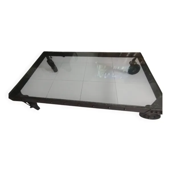 Illustration numéro 2 du produit Table basse industrielle en métal massif et plateau de verre