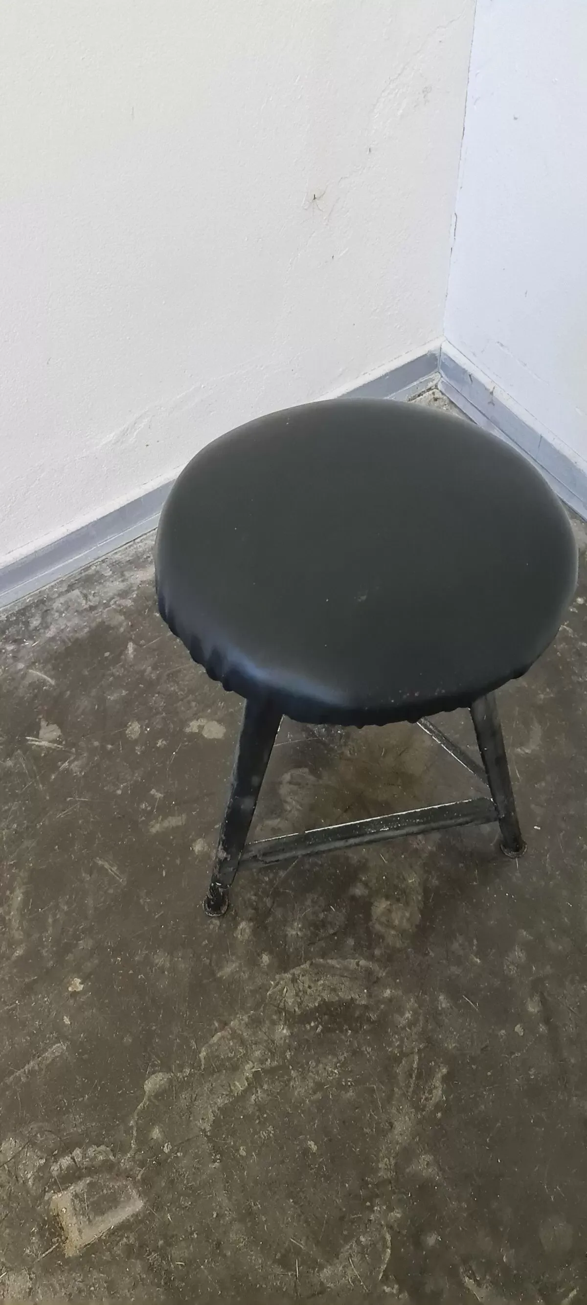 Illustration numéro 2 du produit Tabouret industriel en métal vintage