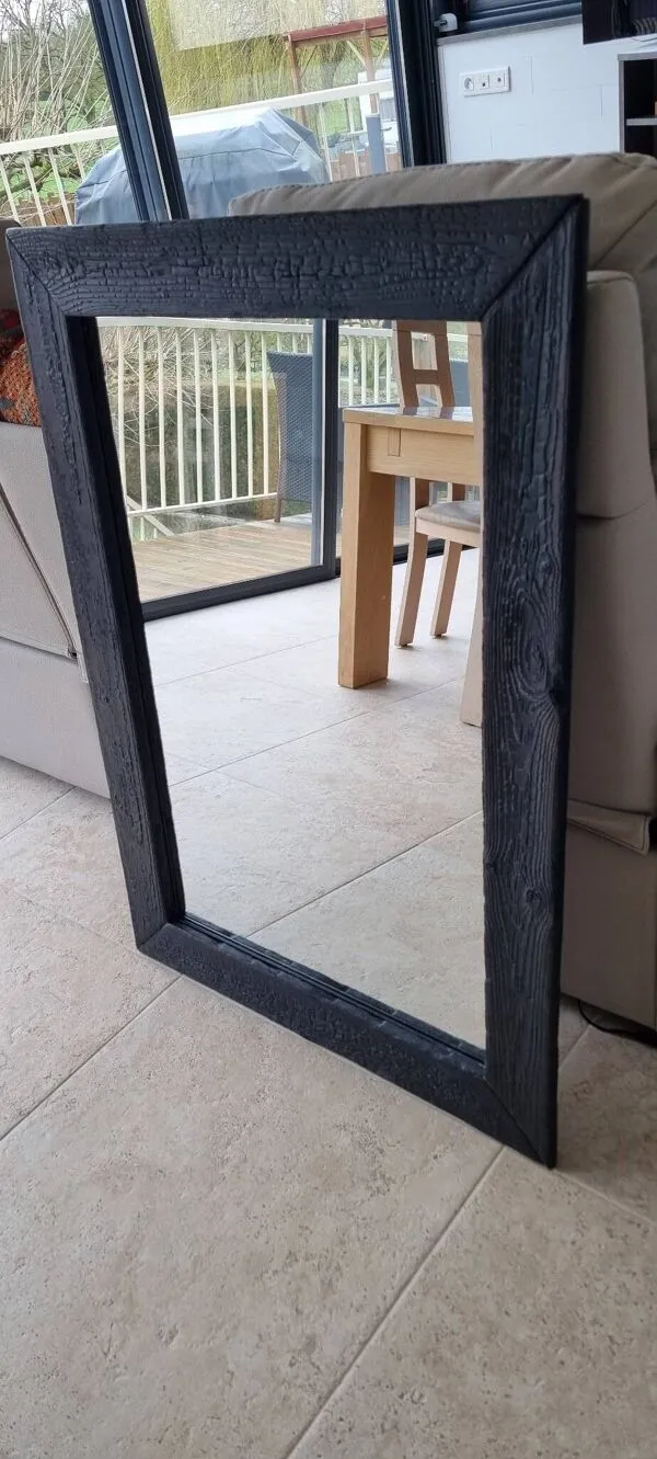 Illustration numéro 2 du produit Miroir artisanal en bois brûlé