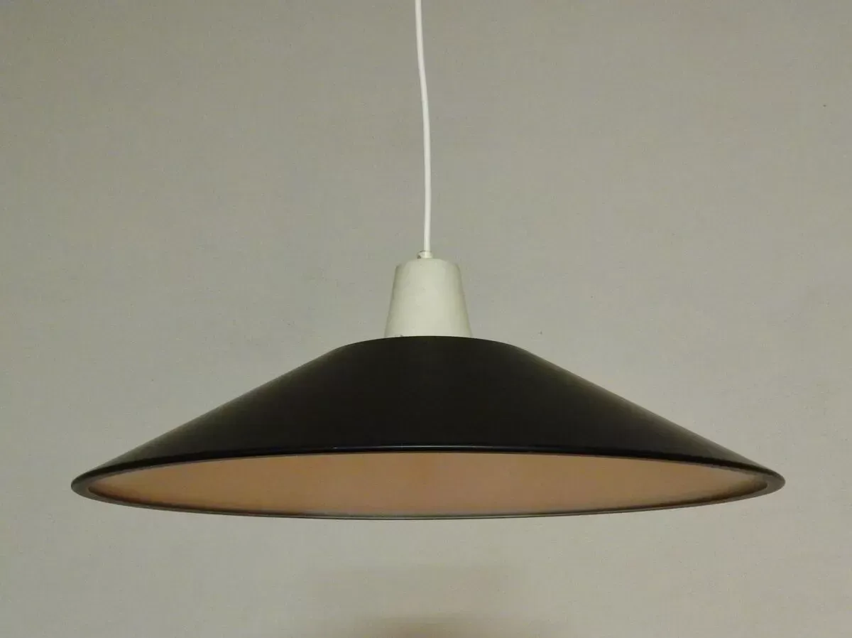 Illustration numéro 2 du produit Suspension mid-century noire et blanche 1950s