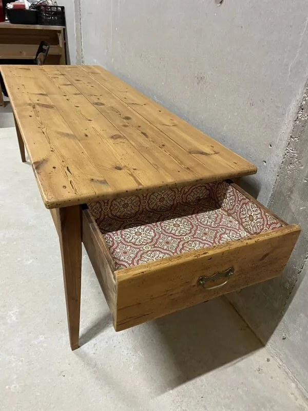 Illustration numéro 2 du produit Table ancienne en bois massif, huche a pain