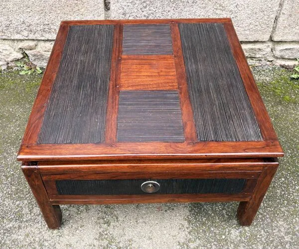 Illustration numéro 2 du produit Table basse en bois massif et rotin de style colonial, années 70