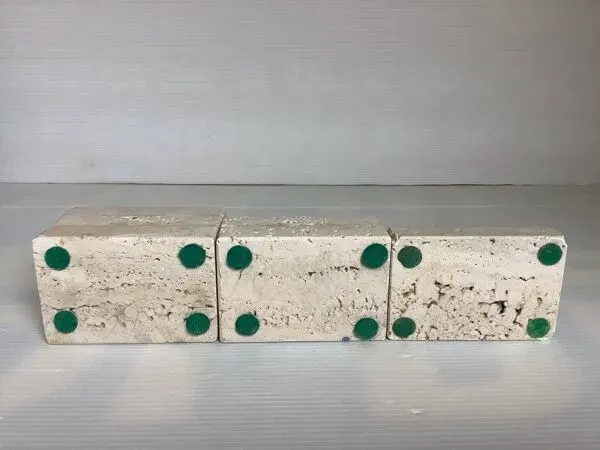 Illustration numéro 2 du produit Trio de bougeoirs en travertin