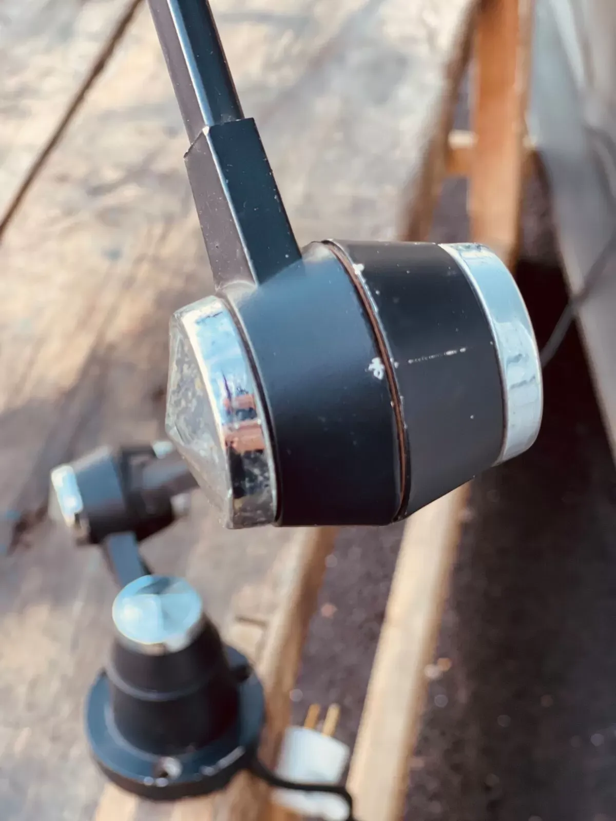 Illustration numéro 2 du produit 1960’ lampe de bureau atelier articulée Jieldé industrielle