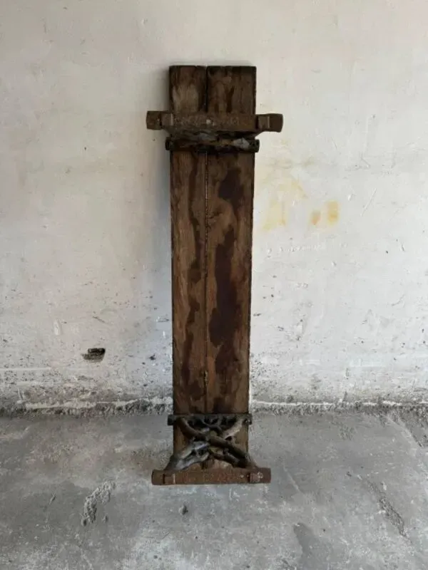 Illustration numéro 2 du produit Banc de jardin ancien en bois brun foncé et fonte noire avec assise en bois massif patiné