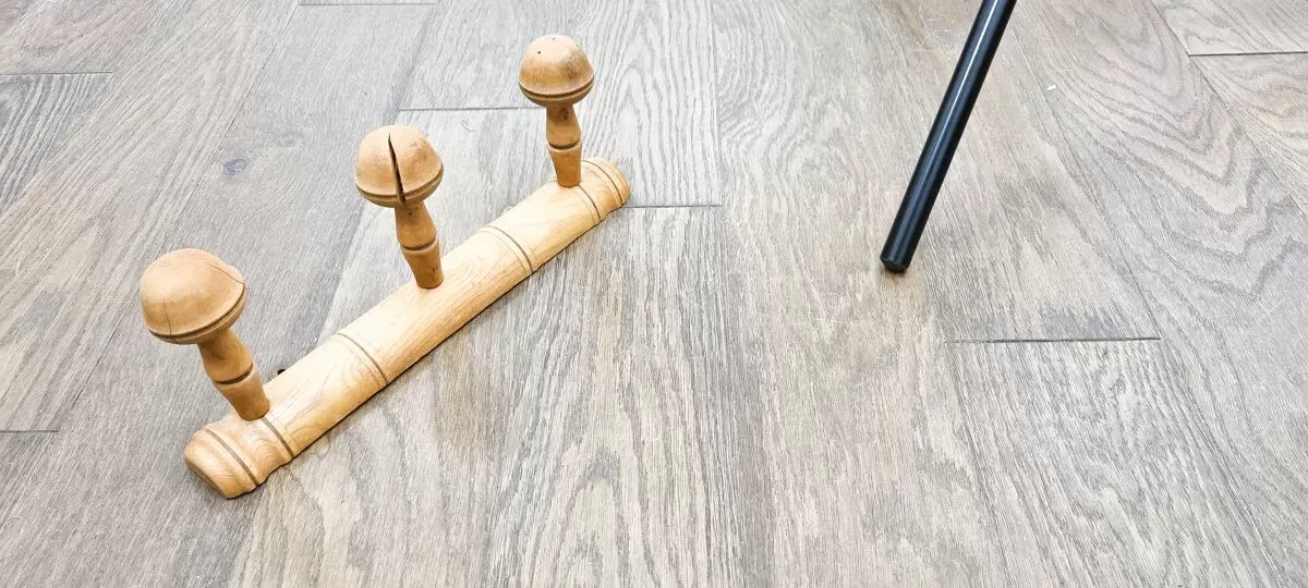 Illustration numéro 2 du produit Porte manteau en bois