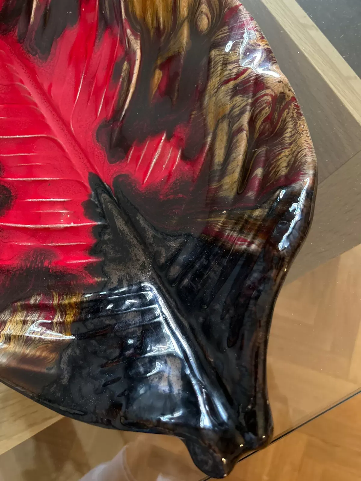 Illustration numéro 2 du produit Large plateau en céramique barbotine feuille