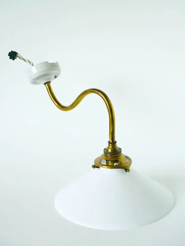 Illustration numéro 2 du produit Applique col de cygne en opaline et laiton, début XXème