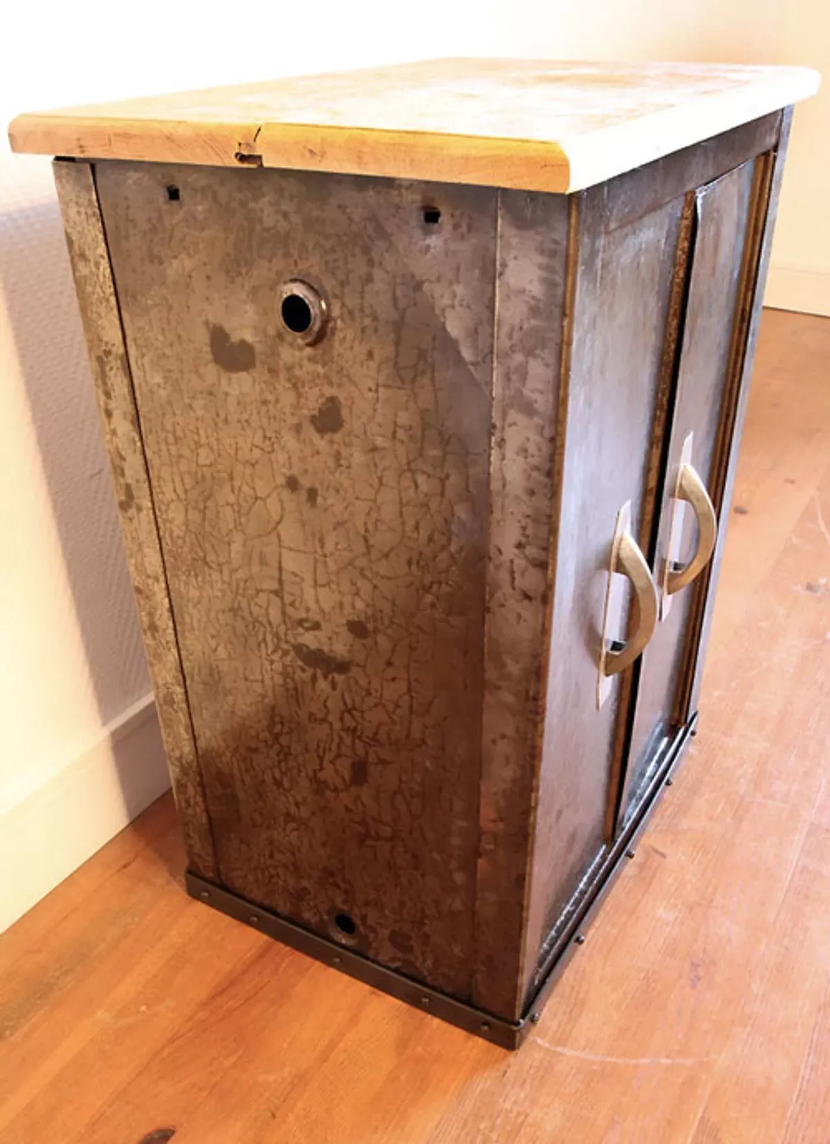 Illustration numéro 2 du produit Meuble de rangement métallique industriel