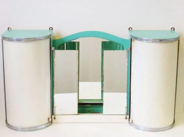 Illustration numéro 2 du produit Armoire salle de bains en tôle vintage 1940-1950 à restaurer