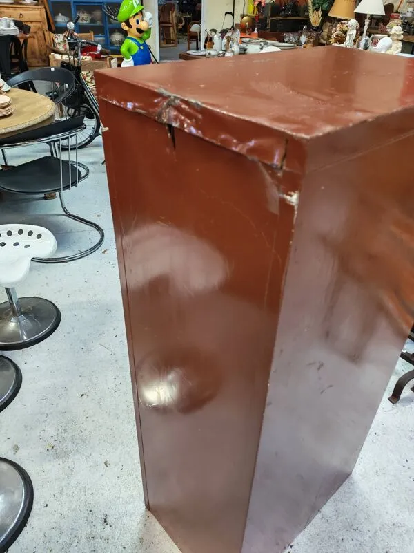 Illustration numéro 2 du produit Classeur de bureau industriel en métal lie-de-vin – 4 tiroirs – Années 50