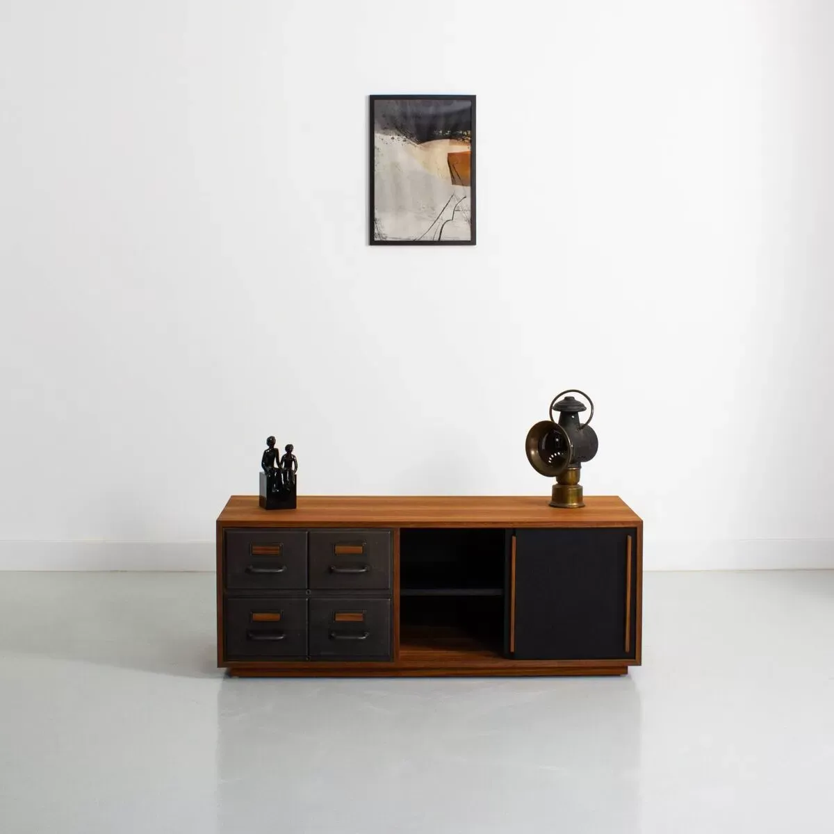 Illustration numéro 2 du produit Enfilade en teck avec des tiroirs métalliques industriels et 2 portes coulissantes noires