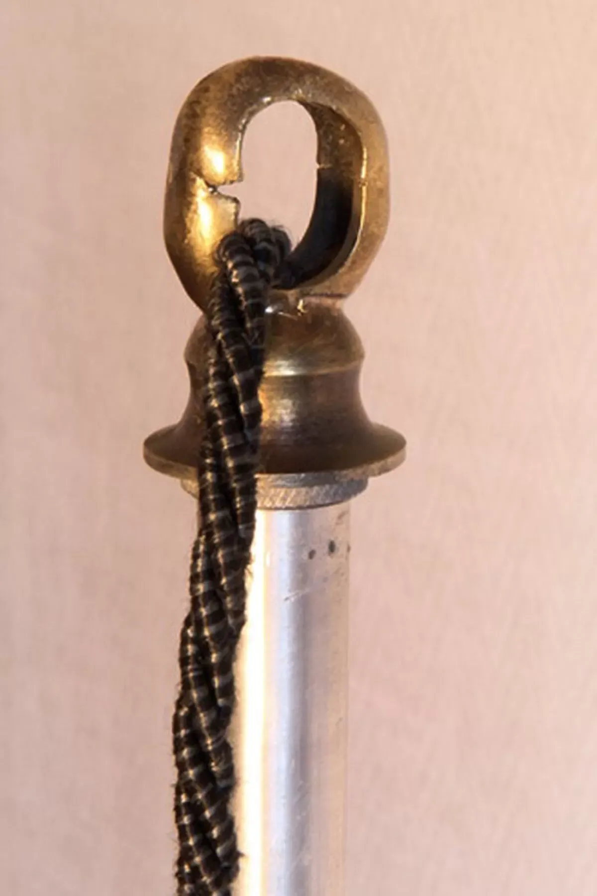 Illustration numéro 2 du produit Lampe Bauhaus en verre mercurisé suspension industrielle chromée.