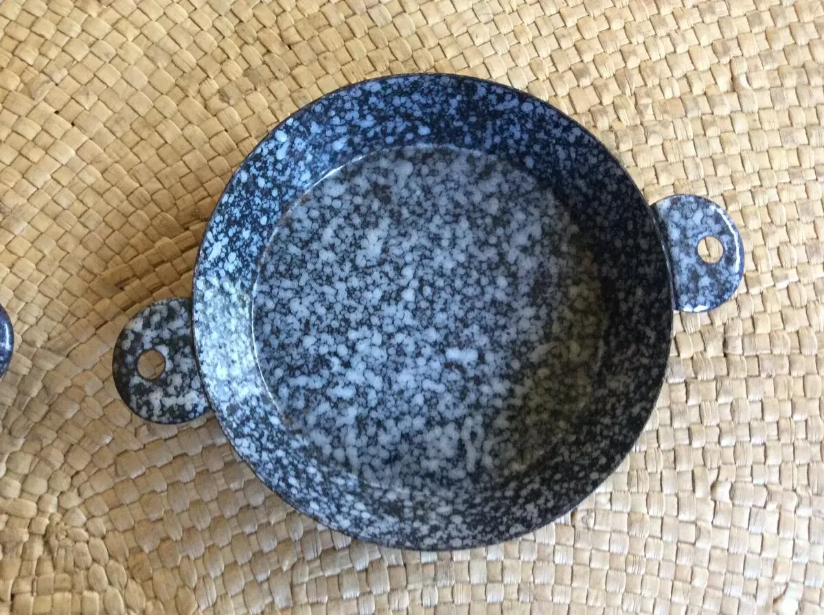 Illustration numéro 2 du produit Serie de 3 plats en tôle émaillée