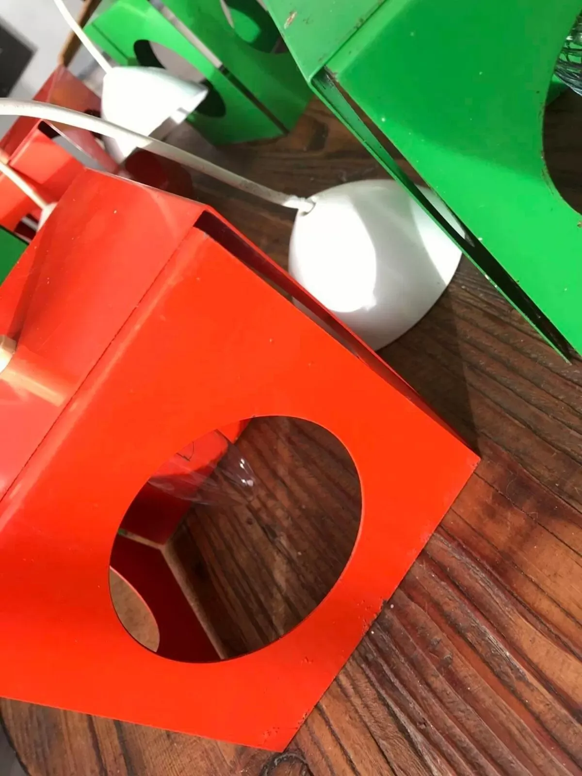 Illustration numéro 2 du produit Serie de 6 lampes vintage tôle pliee space age anciennes