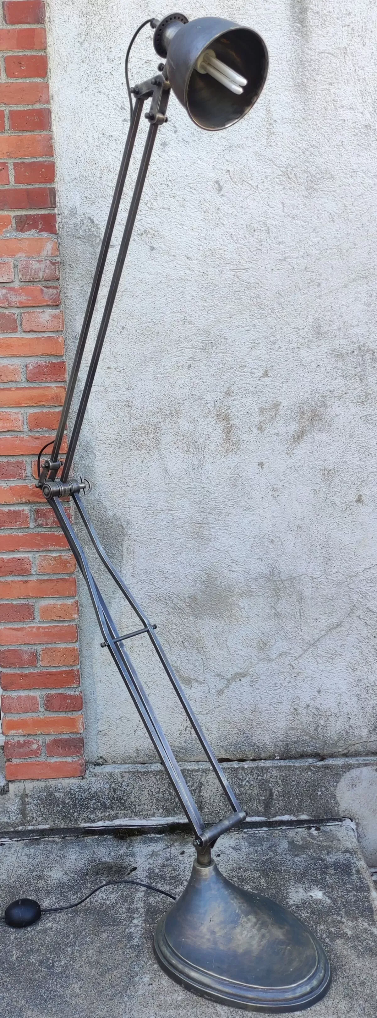 Illustration numéro 2 du produit Lampadaire vintage industriel