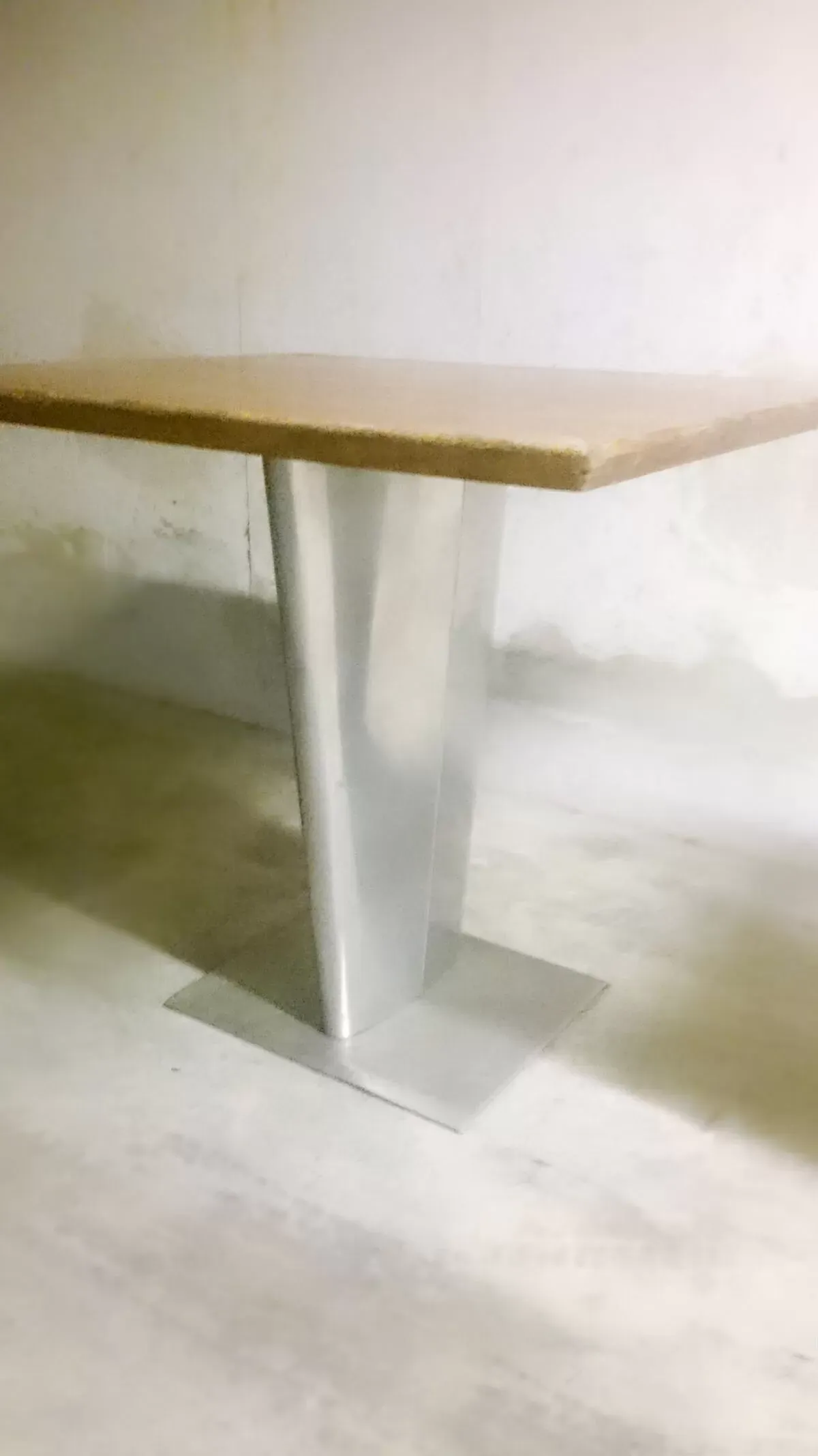 Illustration numéro 2 du produit Paire de tables industrielles vintage 60x60cm pieds métal et plateaux bois massif