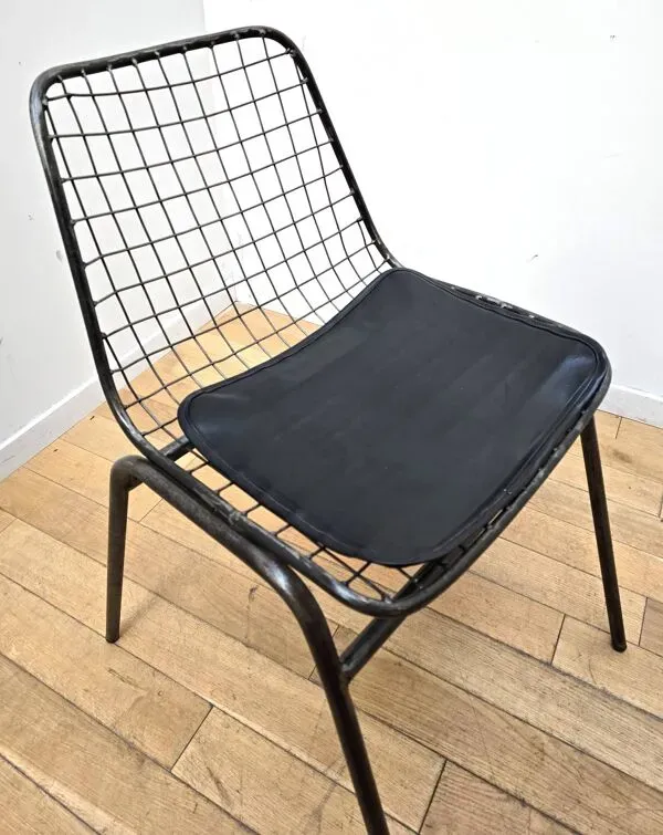 Illustration numéro 2 du produit Suite de 3 chaises industrielles Jali