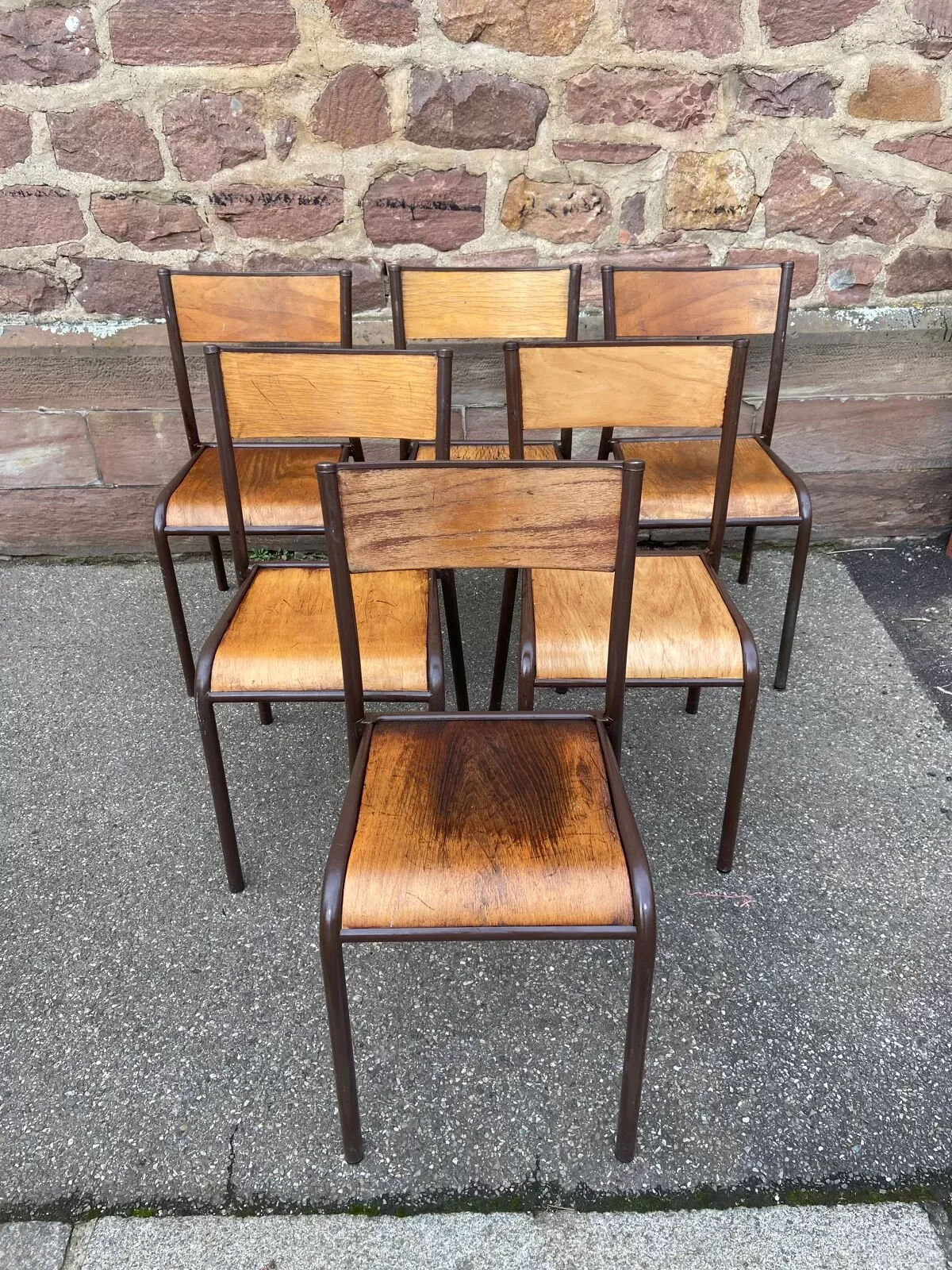Illustration numéro 2 du produit Lot de 6 chaises d'école industrielle école vintage collectivités