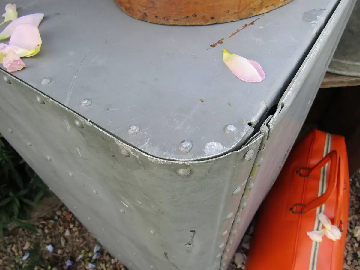 Illustration numéro 2 du produit Meuble industriel en métal riveté vintage