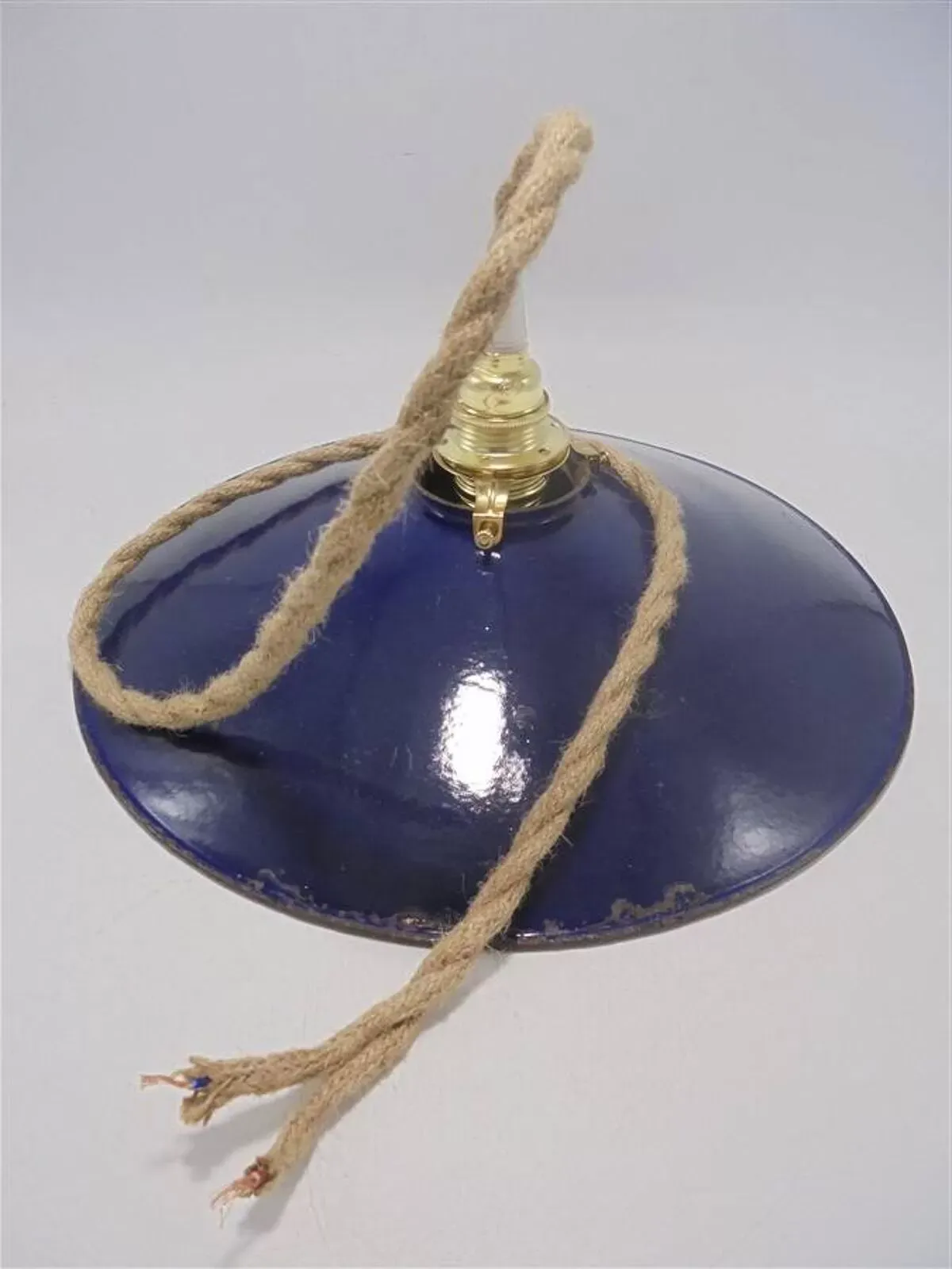 Illustration numéro 2 du produit Suspension en tôle émaillée