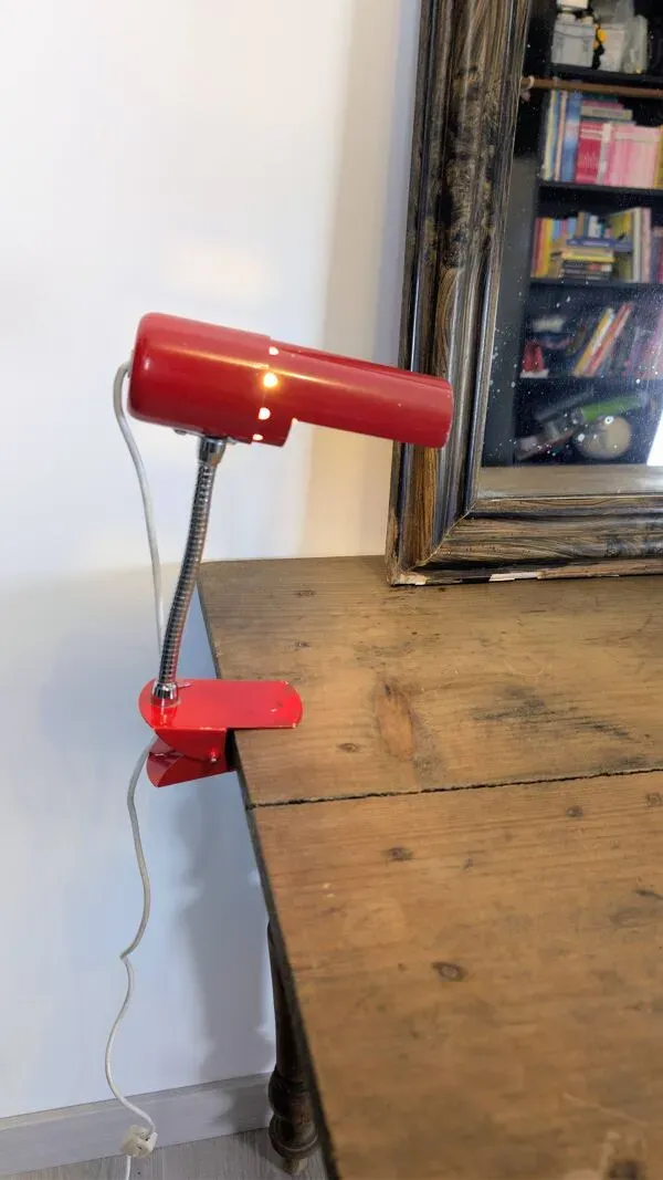 Illustration numéro 2 du produit Lampe vintage à pince rouge – Design industriel années 70