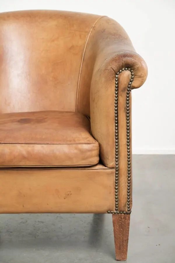 Illustration numéro 2 du produit Fauteuil club en peau de mouton confortable de couleur cognac.
