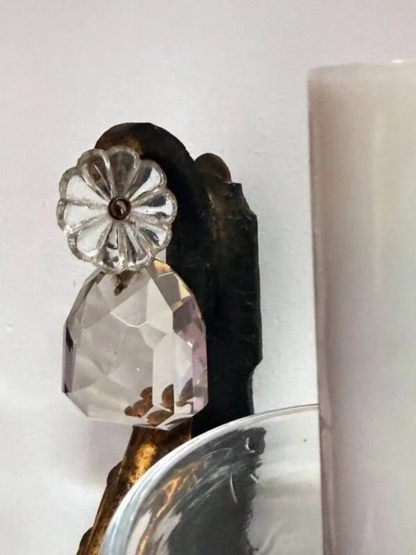 Illustration numéro 2 du produit Maison Baguès, paire d'appliques en fer forgé et tôle dorée, pampilles en cristal