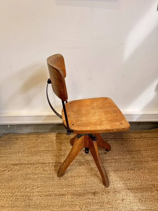 Illustration numéro 2 du produit Chaise d’atelier pivotante industrielle en bois