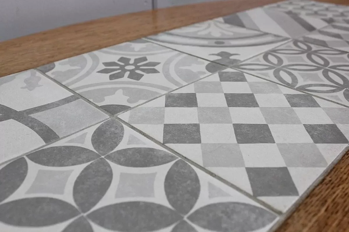 Illustration numéro 2 du produit Table de salon en chêne massif, par R. Guillerme et J. Chambron, éditions « Votre Maison » 1960