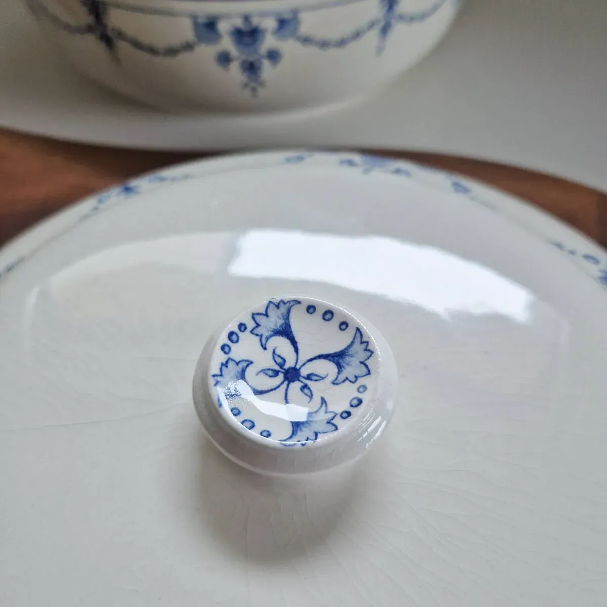 Illustration numéro 2 du produit Soupière ou légumier terre de fer magasin bourgeois paris modèle vieux lille guirlandes bleues
