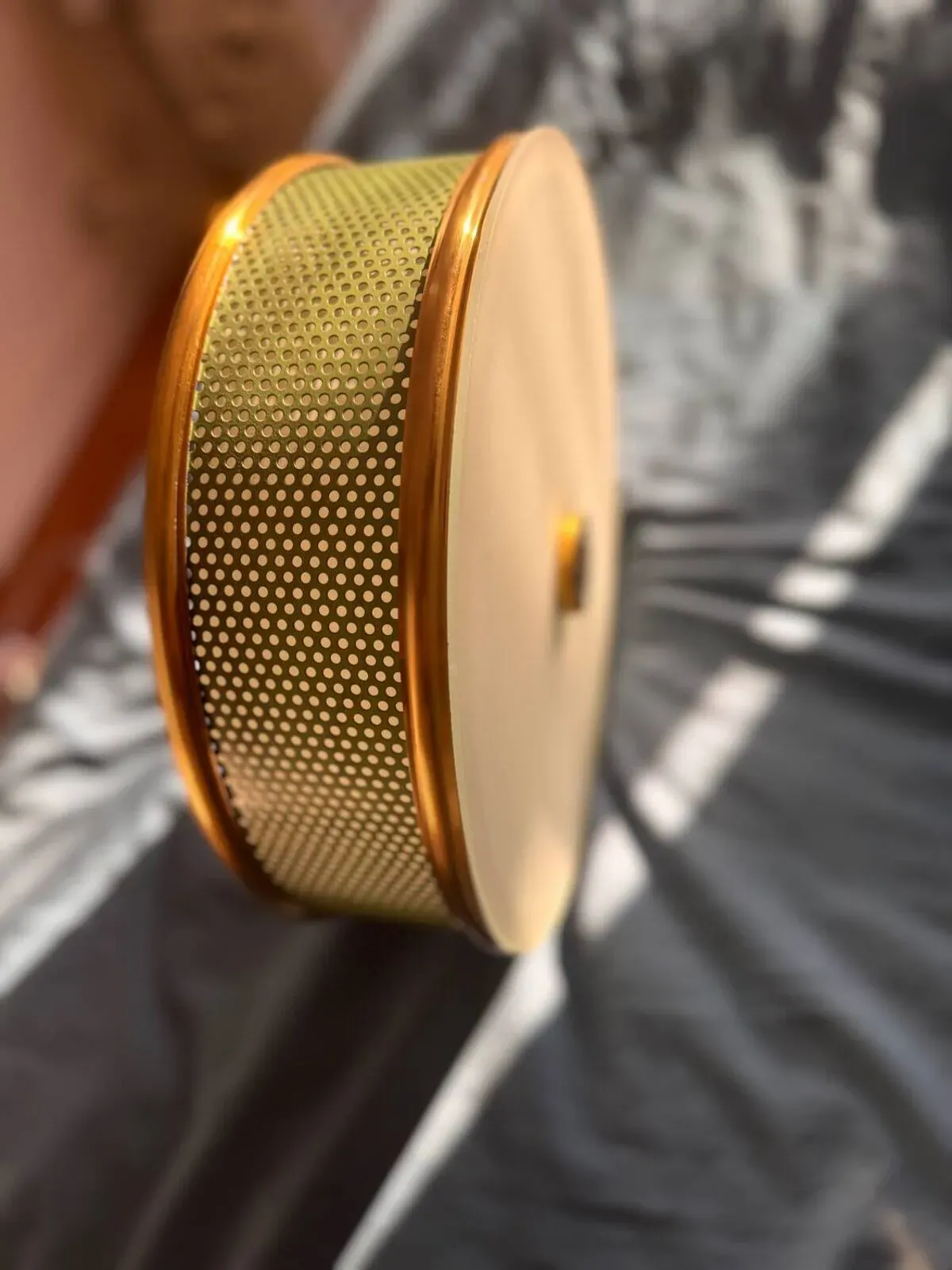 Illustration numéro 2 du produit Plafonnier Lunel / Hublot / Laiton, métal perforé et verre