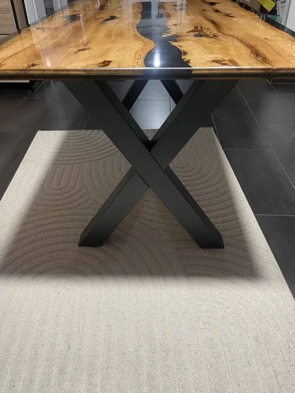 Illustration numéro 2 du produit Table résine chêne