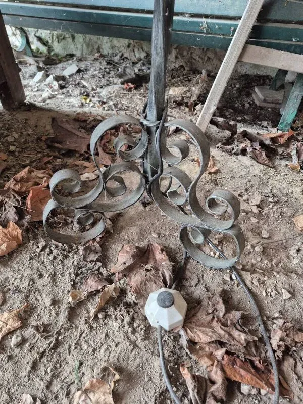 Illustration numéro 2 du produit Lampadaire en fer forgé