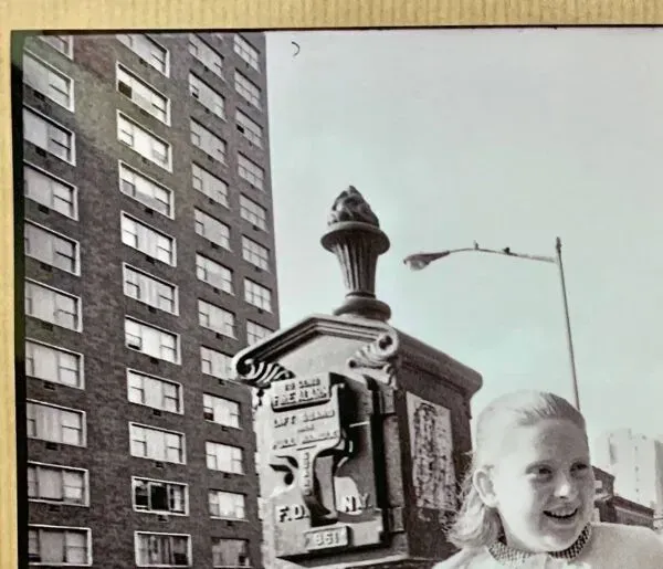 Illustration numéro 2 du produit Angelo Rizzuto, ''Deux filles à côté d'une alarme incendie'', Manhattan, 1964