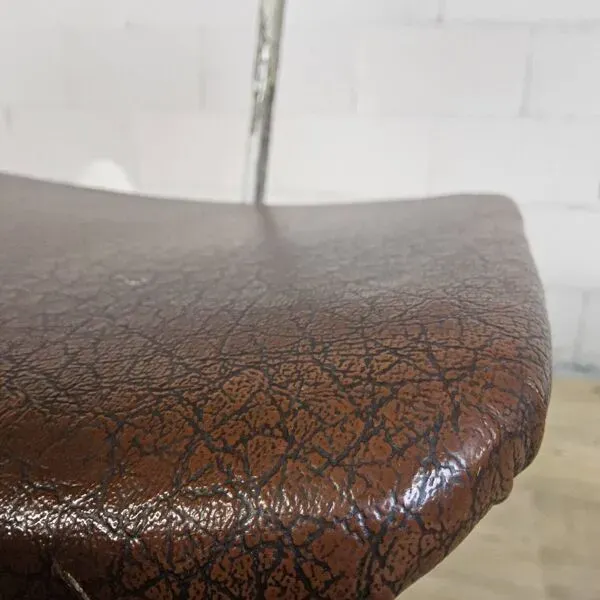 Illustration numéro 2 du produit Chaise de bureau industrielle ajustable en skaï et métal, années 40