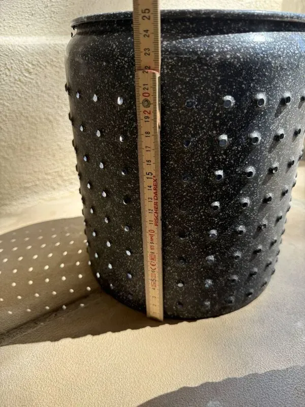 Illustration numéro 2 du produit Cache-pot vintage en tôle émaillée perforée, 1950