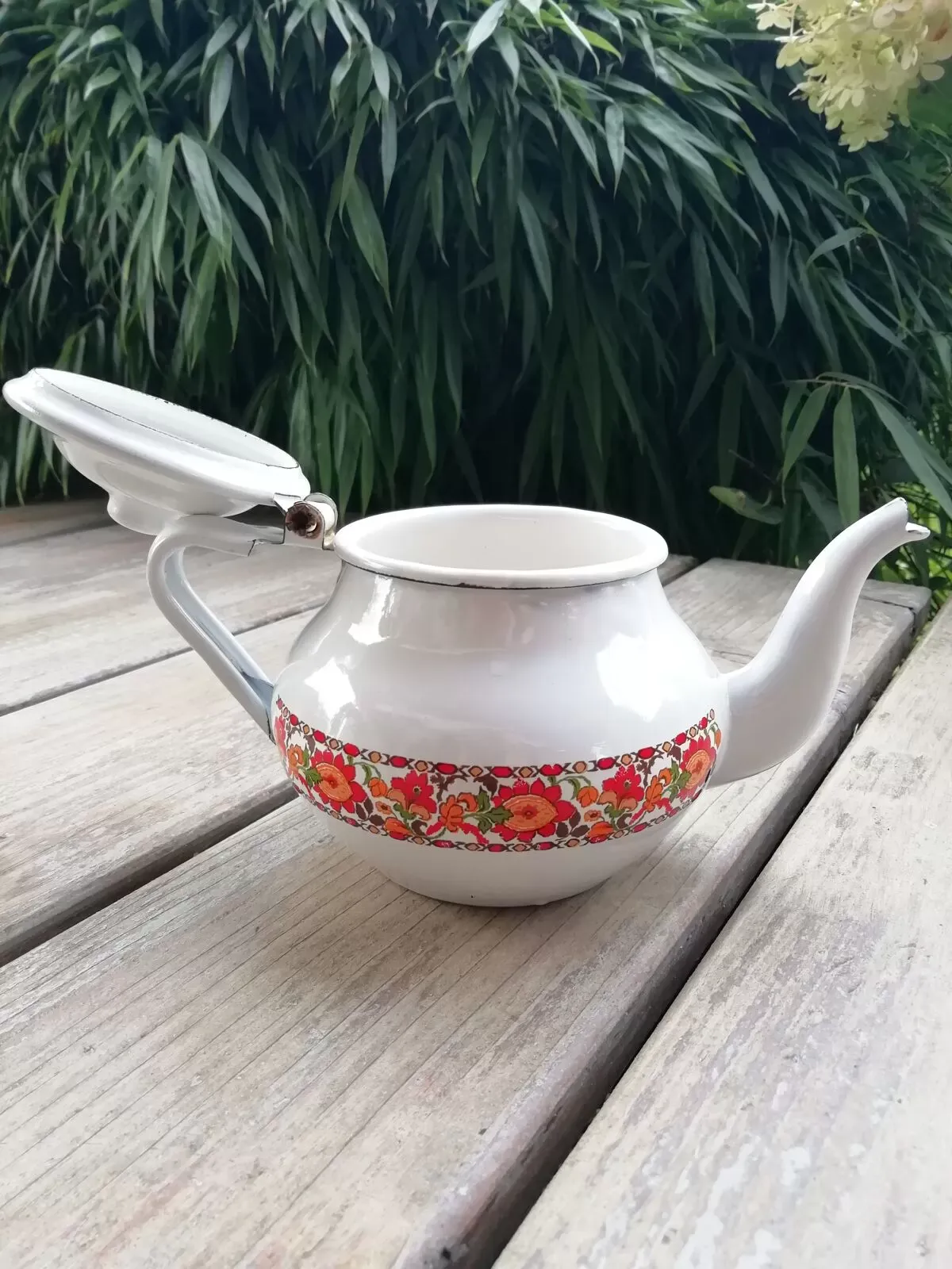 Illustration numéro 2 du produit Théière en tôle émaillée